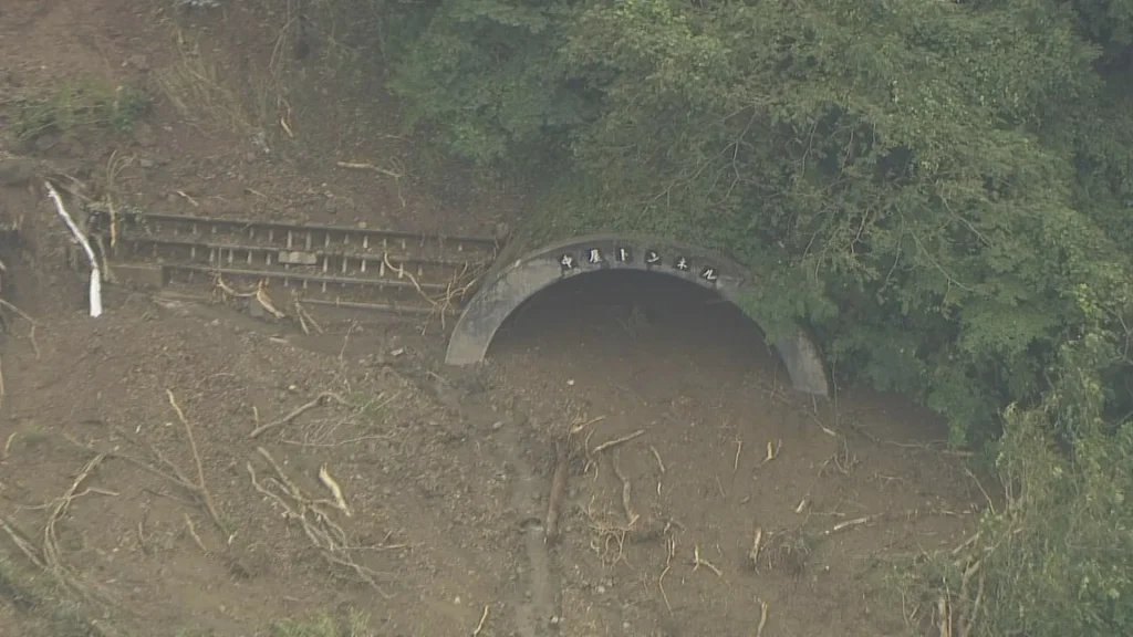 【能登半島北部豪雨】土砂崩落、ぬかるみひどく　(北河内)トンネル内は石散乱　孤立集落まで行けず